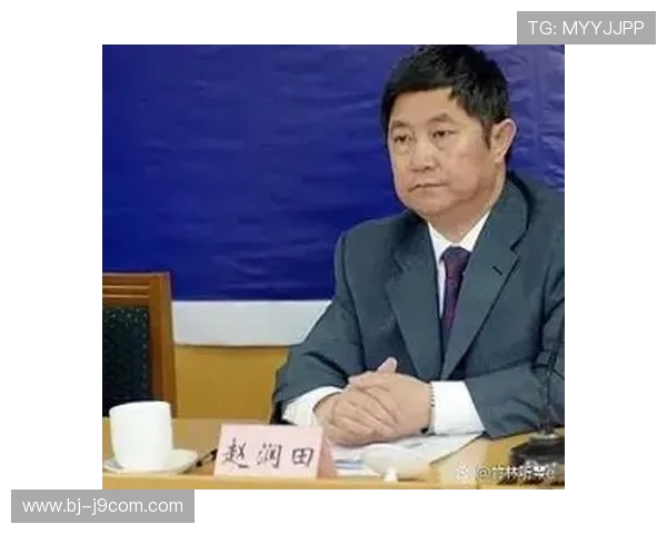 扬州足球裁判因判罚争议倒地受伤引发广泛讨论球场判决公正性问题