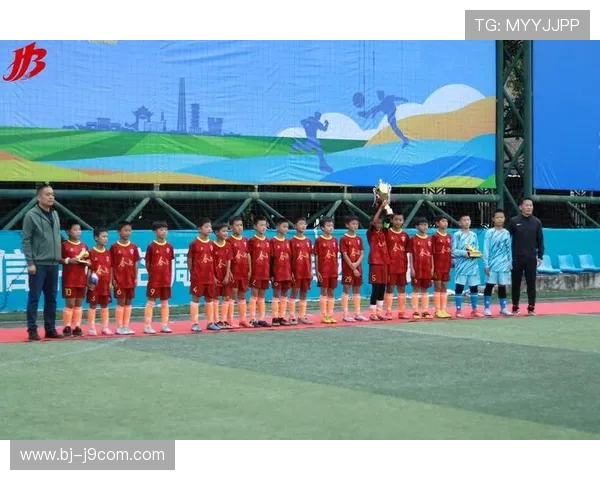 甘孜足球守门员坚守门线勇敢拼搏 见证青少年足球崛起的奋斗历程 甘孜足球守门员坚守门线勇敢拼搏 见证青少年足球崛起的奋斗历程