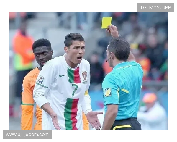 足球比赛中使用手部控制球的情况是否构成犯规解析